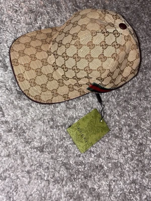 Gg keps - Kan gå ner i pris vid snabb affär! Box o tags medföljer!