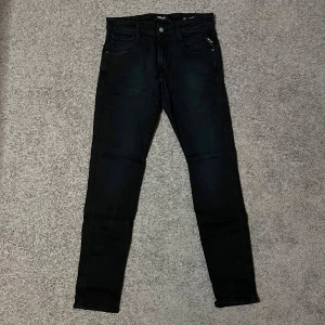 Replay Anbass Jeans - Riktigt snygga replay jeans i svart färg. Det är just det som du behöver adda till ditt outfit !