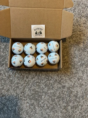 TaylorMade TP5 och TP5X från Elitetee klass A/B/C - Säljer en kartong med åtta vita TP5 och TÅ5X från TaylorMade. Bollarna har tryckt logga och levereras i en brun pappkartong med etikett från Eliteteegolfballs. Perfekt för golfentusiasten som vill ha extra bollar till rundan.
