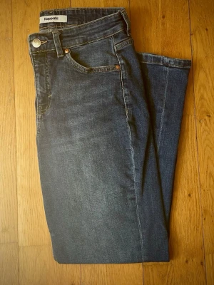 Cropped flare jeans regular waist - Jeans från Kappahl (original pris: 499). Croppade jeans i flare-modell med normalhög midja. Jeansen har en kortare benlängd med något utsvängda ben. Jeans i klassisk 5-ficksmodell. Stretchig denimkvalitet. Gylf med dragkedja och knapp. Innerbenslängd: 70 cm.