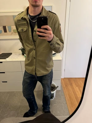 Vintage superdry overshirt - Tjatja, säljer nu denna feta overshirt från super på grund av att den inte passa längre! - skick: 8/10 inget trasigt förutom att knappen längst ner har lossnat men sitter en reserv i! - Storlek: L men passar M - Hör av ej vid eventuella frågor!