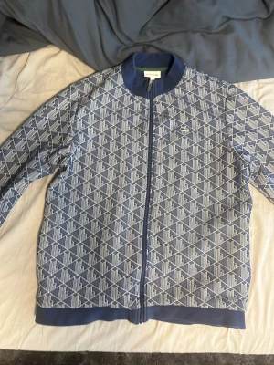 Lacoste zip tröja - Tjena! Säljer nu min Lacoste tröja som jag har tyvärr vuxit ur. Inga hål eller skador på det bara några tråd som sticker ut men man kan bara klippa av de. Köpt på kidsbrandstore.   MÖTS BARA UPP I GÖTEBORG ‼️