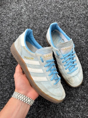 Adidas spezial 40,5 - Säljer dessa supersnygga spezial sneakers perfekt för sommaren! Size 40,5. Skick 8/10! Hör av dig vid frågor eller funderingar 🤩