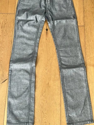  Hugo Boss silver metallic jeans - Säljer coola Hugo Boss silver metallic jeans. Jättefin glansig yta som lyser upp outfits! Bra skick och klassisk passform. Perfekta till fest, konsert eller styling med kavaj/topp. ✨ Frågor? Skriv gärna! Kan skickas snabbt 😊