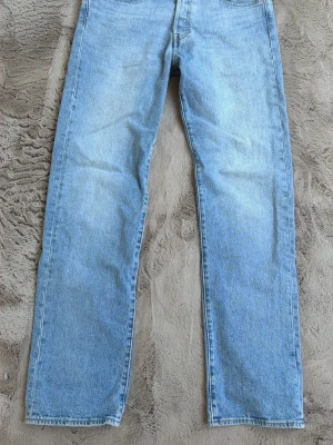 Levis 501  - Säljer ett par helt nya Levis 501 aldrig använda skön tvätt på dem perfekta nu till sommaren 