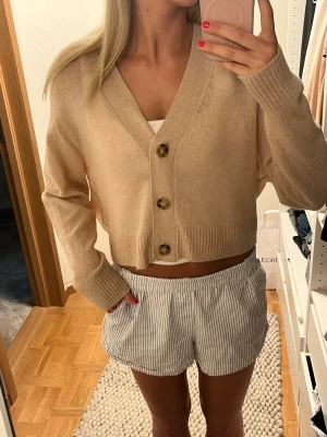Cashmere cardigan - Snygg beige tunn cashmere kofta från Zara. Storlek S. Aldrig använd. Super bra skick.