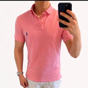 XS - Säljer en fet rosa ralph lauren piké. Perfekt för sommaren. Hör av er vid frågor 