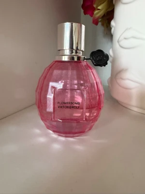 Viktor&Rolf: Flowerbomb La vie en Rose - 30ml från början. Diskad.