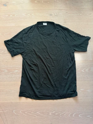 Svart t-shirt från MNG - En klassisk svart t-shirt från MNG med rund hals och normal passform. Perfekt basplagg i garderoben, enkel att matcha med allt. Tillverkad i mjuk bomull för en skön känsla hela dagen.