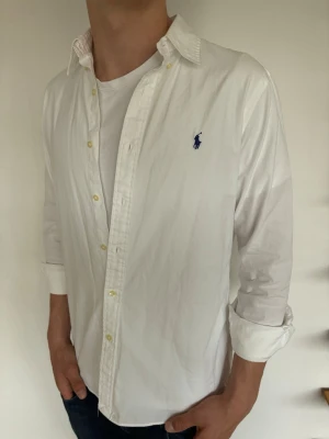 Ralph lauren skjorta  - Ralph Lauren skjorta slim fit herr| pris:499kr| storlek:M| skick: 9,8/10| hör av dig minsta lilla fundering eller fråga| 