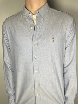 Ralph lauren skjorta - En riktig snygg och trendig Ralph lauren skjorta i fint skick, storlek M, slimfit, vid frågor är de bara att skriva // Gramenti 