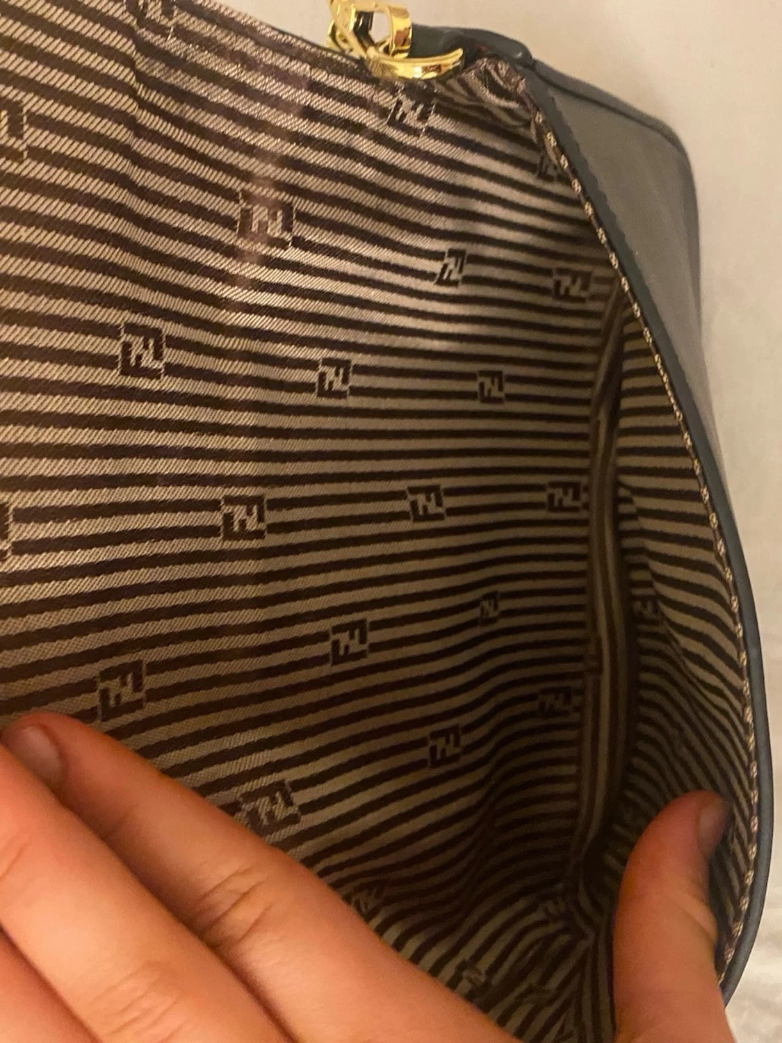 Svart Fendi handväska med guldkedja - 1