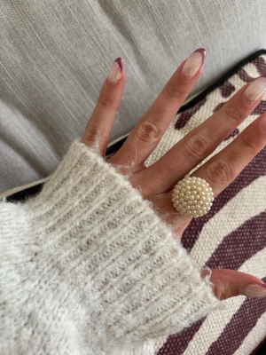 Ring pärlor  - Säljer denna handgjorda ring.  Knapparna är vintage men själva ringen/ringstommen är helt ny och oanvänd. Materialet är rostfritt stål och varken tappar färg eller färgar av sig på huden. Ringen tål vatten. Storleken är justerbar, man kan trycka ihop och dra isär ringen till önskad storlek. Perfekt för dig som vill bära något unikt!