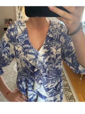 Blåvit blus med tropiskt mönster - Hejjj! Jag säljer en jätte söt sommar blus jag ej använder, endast använd 1 gång🌸