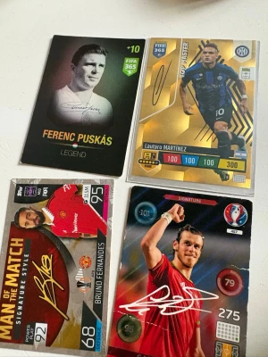Samling fotbollskort med autograftryck - Går att köpa separat, bara buda på. Fyra olika fotbollskort med spelare som Ferenc Puskás, Lautaro Martínez och Bruno Fernandes. Korten har färgstarka designer, autograftryck och olika specialutgåvor som 'Legend', 'Top Master' och 'Man of the Match'. Perfekt för samlare av sportkort eller fotbollsintresserade.