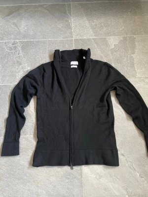 Full zip  - Tja! Säljer denna fräscha full zip tröjan från these glory days, väldigt bra skick och inga defekter. Materialet är 100% merino ull. Storlek Medium men liten i storleken så passar mer Small. Nypris 1100kr, mitt pris ligger på 500kr men inte satt i sten!