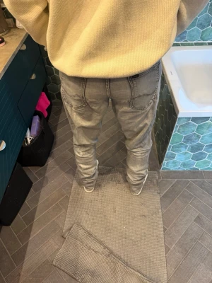 Grå slim fit jeans  - Snygga jeans från LEE! Säljer pga att de är för stora storlek 34,34 i w och l! 