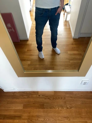 Blå jeans från Replay - Säljer ett par klassiska blå jeans från Replay med raka ben och snygga kontrastsömmar. Jeansen har fem fickor och en läderpatch med Replay-logga bak i midjan. Perfekta till vardagslooken och passar till det mesta. Pris kan diskuteras 👍🤗