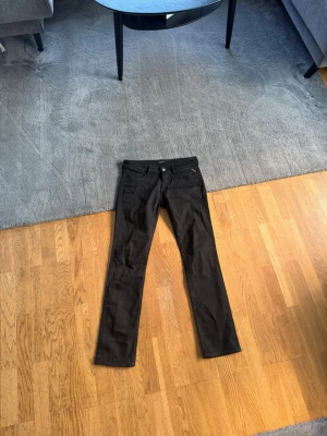 Svarta raka jeans - Svarta jeans med rak passform och klassisk femficksdesign. Jeansen har normal midja och stängs med dragkedja och knapp. Perfekta för en stilren och enkel look. 