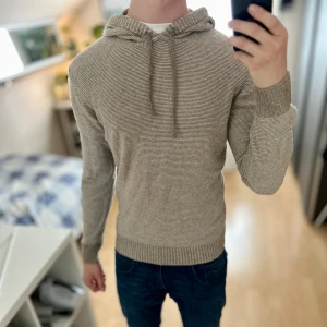 Boggi Milano Kashmir hoodie  - - Mycket fint skick. Storlek M passar dig som är mellan 178-188cm. Nypris ca 3500kr. Modellen är 185 cm, 79 kg. Skriv för mer information!🤝