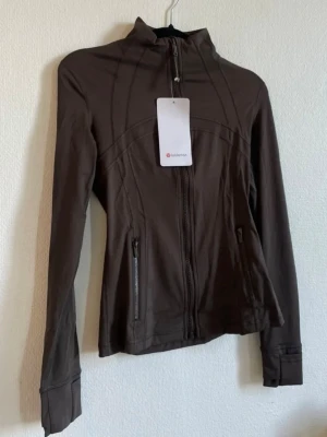 Lululemonn - Brun lululemonjacka i storlek S-2, oanvänd.