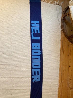 Djurgården supporterhalsduk - Tunn djurgården supporterhalsduk ”Hej bönder, vi é Dif!” från Järnkaminerna. (Tryck på bilderna för mer utzoomad bild där man ser hela halsduken)