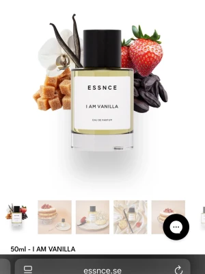 ESSNCE I Am Vanilla Eau de Parfum - ESSNCE I Am Vanilla Eau de Parfum är en parfym i en stilren, cylindrisk glasflaska med svart lock. Doften har en varm, söt vaniljkaraktär och flaskan har en minimalistisk vit etikett. Perfekt för dig som gillar mjuka och krämiga doftnoter. Säljer då jag hittar en ny favorit och denna inte kommer till användning längre, enligt mig är denna en doft som fungerar året om!