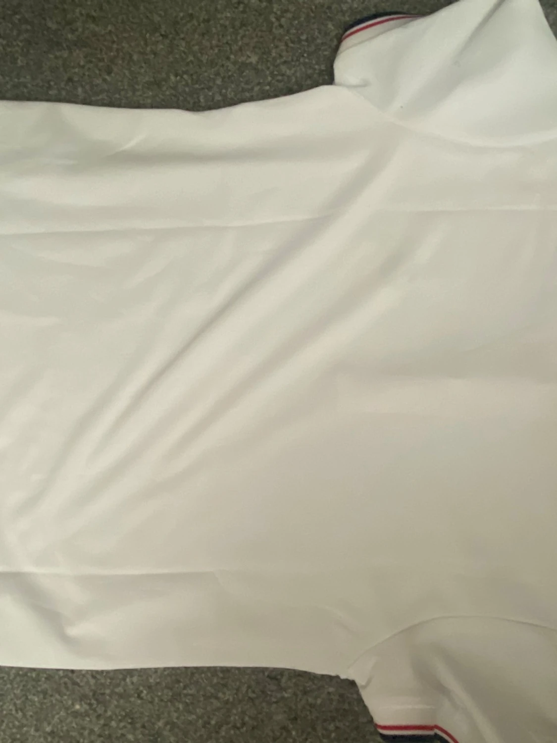 Vit pikétopp med rödblå detaljer - 2