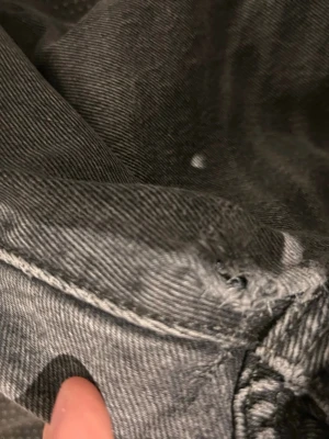 Grå Levi's jeans med raka ben - Säljer ett par grå Levi's jeans i klassisk modell med raka ben och hög midja. Jeansen har tydliga bakfickor med den ikoniska Levi's-sömmen och röd etikett. Tillverkade i slitstarkt denimtyg, perfekta för en avslappnad och cool stil. !Men dom har slitningar och hål men ni kan som man kan du ihop!  . ! Tveka inte på att skicka bud ! 
