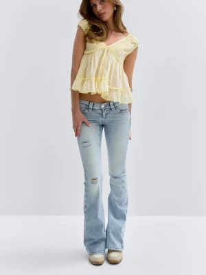 Ljusblå bootcut jeans - Säljer ett par ljusblå bootcut jeans med broderade bakfickor från Gina tricot. Jeansen har låg midja och är i storlek s, dom är lite slitna längst ner men utöver det knappt använda.❤️