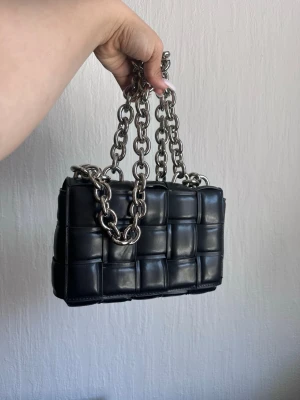 Shoulder bag - In good condition. 2nd hand so can have sign of usage but really pretty🤭❤️❤️