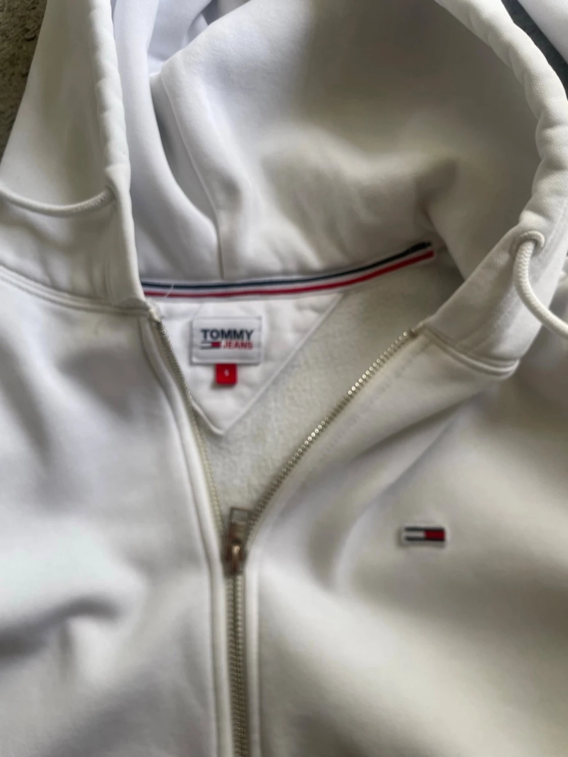 Vit hoodie från Tommy Jeans - 1