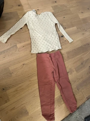 Rosa leggings med resårmidja - Säljer ett par snygga leggings i en matt rosa färg med bekväm resår i midjan. De har en klassisk, smal passform och är perfekta för en avslappnad stil. Materialet känns mjukt och stretchigt, vilket gör dem sköna att bära hela dagen.