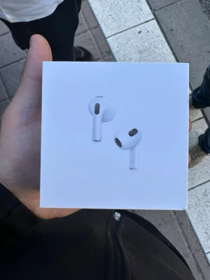 Airpods Gen 3  - Säljer ett par vita Apple AirPods med MagSafe-laddningsetui. Trådlösa in-ear-hörlurar med stilren och minimalistisk design. Perfekta för musik, samtal och smidig anslutning till Apple-enheter. Kommer i originalförpackning. Fick i present men har redan ett par som funkar