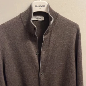 Gran sasso tröja  - Säljer väldigt fin gran sasso kofta i bra skick Inge täken på användning. Orginalgrejer följer med😉