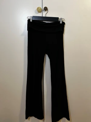 bootcut leggings  - Säljer ett par svarta leggings från Gina Tricot i storlek S. De har bootcut-modell med utsvängda ben och bred linning i midjan.                                                                         Hör av dig vid frågor!☺️