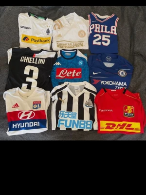 Fotbollströjor och en baskettröja - Olika tröjör, olika skick, olika pris olika storlek!