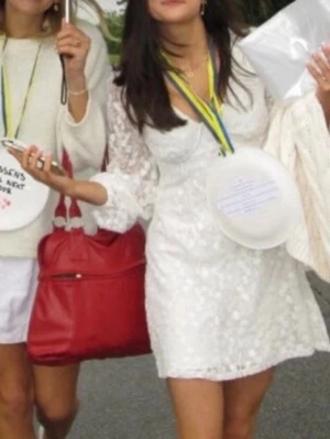 Studentklänning  - Kort vit klänning med blommig spets, v-ringad urringning. Använde denna under min student och va såååå nöjd! Den är i storlek 34 men passar mig som har storlek 36 helt perfekt🩷Den flyger inte heller upp när man hoppar, vilket är ett stort plus. 