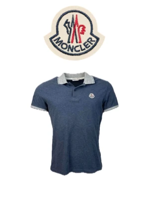 Moncler Piké - Säljer denna feta moncler pikén för endast 499kr!🤩 Storleken är L (passar M) och den är i mycket bra kvalitet. Självklart äkta!✅Öppen till frågor i DM!