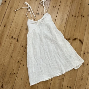 sommarklänning - Säljer denna vita fina sommarklänning som är ifrån shein💕aldrig använd och är i bra skick💕storlek xs  Köparen står för frakten💕