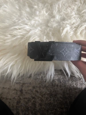 L bälte svart  - Säljer svart bälte. Vid frågor hör av er 