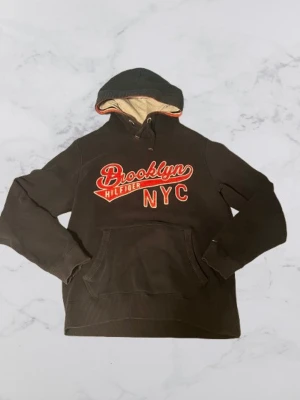 Tommy hilfiger hoodie - Skön hoodie i storlek M. Skick 8/10 därav priset. Nypris ligger på runt 700kr.