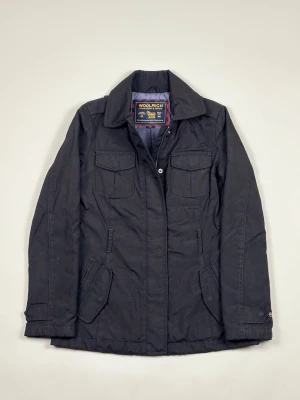 Woolrich Field Jacket - Woolrich Field Jacket | Modell: Field Jacket | Skick: Mycket fint | Nypris: 6999 kr | Storlek: XS | Hör av dig vid minsta fundering 📦