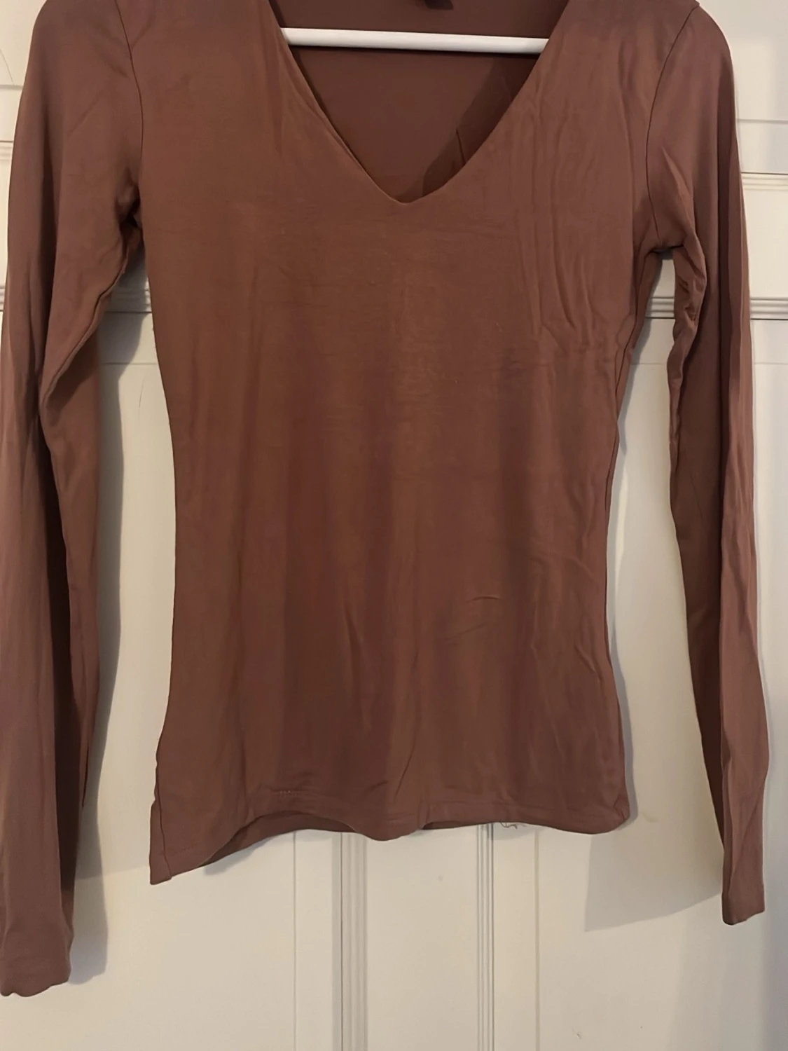 Brun långärmad v-ringad topp