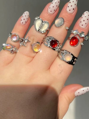 Ringar  - 9st superfina justerbara silverringar med olika stenar. Alla för 150! 