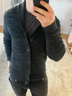 Stickad cardigan  - Cardigan | Mycket bra skick | Size - M | Pris 399 | Hör av dig vid minsta fråga eller fundering📩