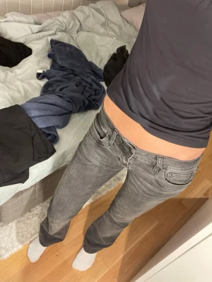Lågmidjade LTB jeans - Säljer ett par gråa lågmidjade jeans med bootcut passform från LTB i modellen Valerie. Man ser färgen bäst på första bilden, de andra bilderna är lite mörka. Storlek w26 L34. Köpta för 800kr