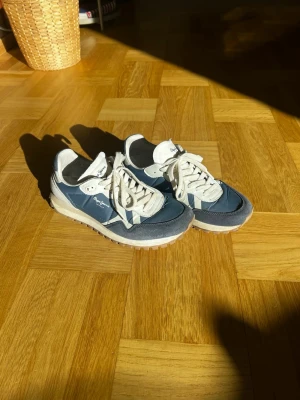 Blå och vita sneakers från Peppe jeans - Skorna är köpte från Zalando. Endast använda i en sommar