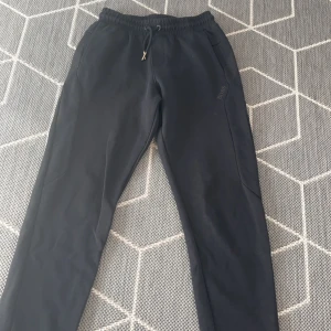 Hugo boss byxor - Säljer mina hugo boss byxor för att de inte längre passar. De är i bra skick, inget är fel på de och jag har inte använt de mycket. Skicka om ni har några funderingar. Pris kan diskuteras