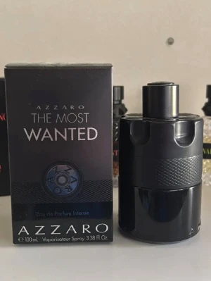 Azzaro Most Wanted - Azzaro The Most Wanted Eau de Parfum Intense är en parfym i en cool, svart cylinderformad flaska med texturerad yta. Doften kommer i en elegant förpackning och flaskan rymmer 100 ml. Perfekt för dig som gillar exklusiva och moderna dofter.